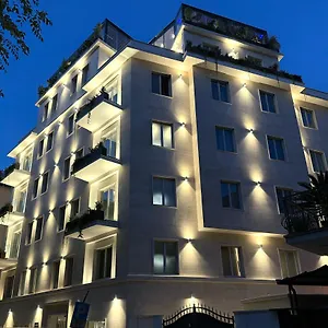 **** Hotel J Maluni Italia